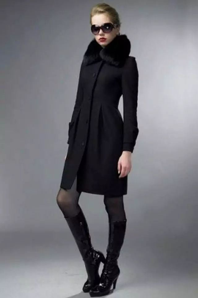 महिला ब्लैक कोट (172 फोटो): लंबे, लघु, हुड, काले और सफेद, सीधे, चमड़े की आस्तीन, फिट, चमड़े 611_44