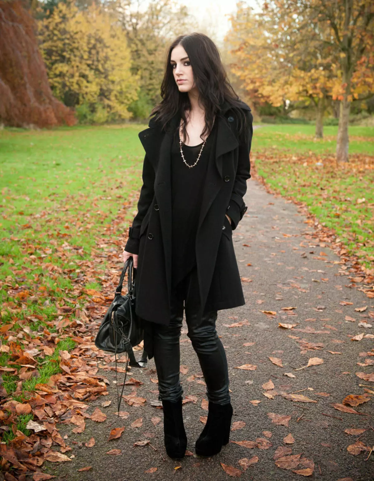 Žena čierna kabát (172 fotografií): dlhé, krátke, s kapucne, čiernobielo, rovné, kožené rukávy, fit, koža 611_47