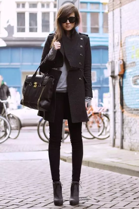 خواتین سیاہ کوٹ (172 فوٹو): طویل، مختصر، hooded، سیاہ اور سفید، براہ راست، چمڑے آستین، فٹ، چمڑے 611_48