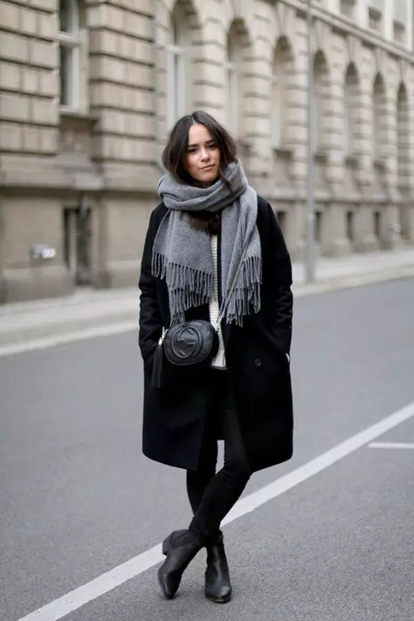 Abrigo negro femenino (172 fotos): largo, corto, con capucha, blanco y negro, recto, mangas de cuero, ajuste, cuero 611_5