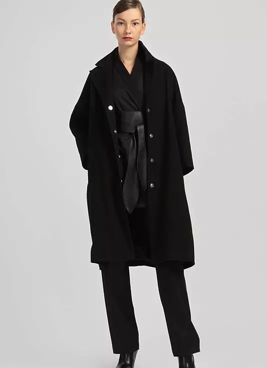 Cappotto nero femminile (172 foto): lungo, corto, incappucciato, bianco e nero, dritto, maniche in pelle, vestibilità, pelle 611_50