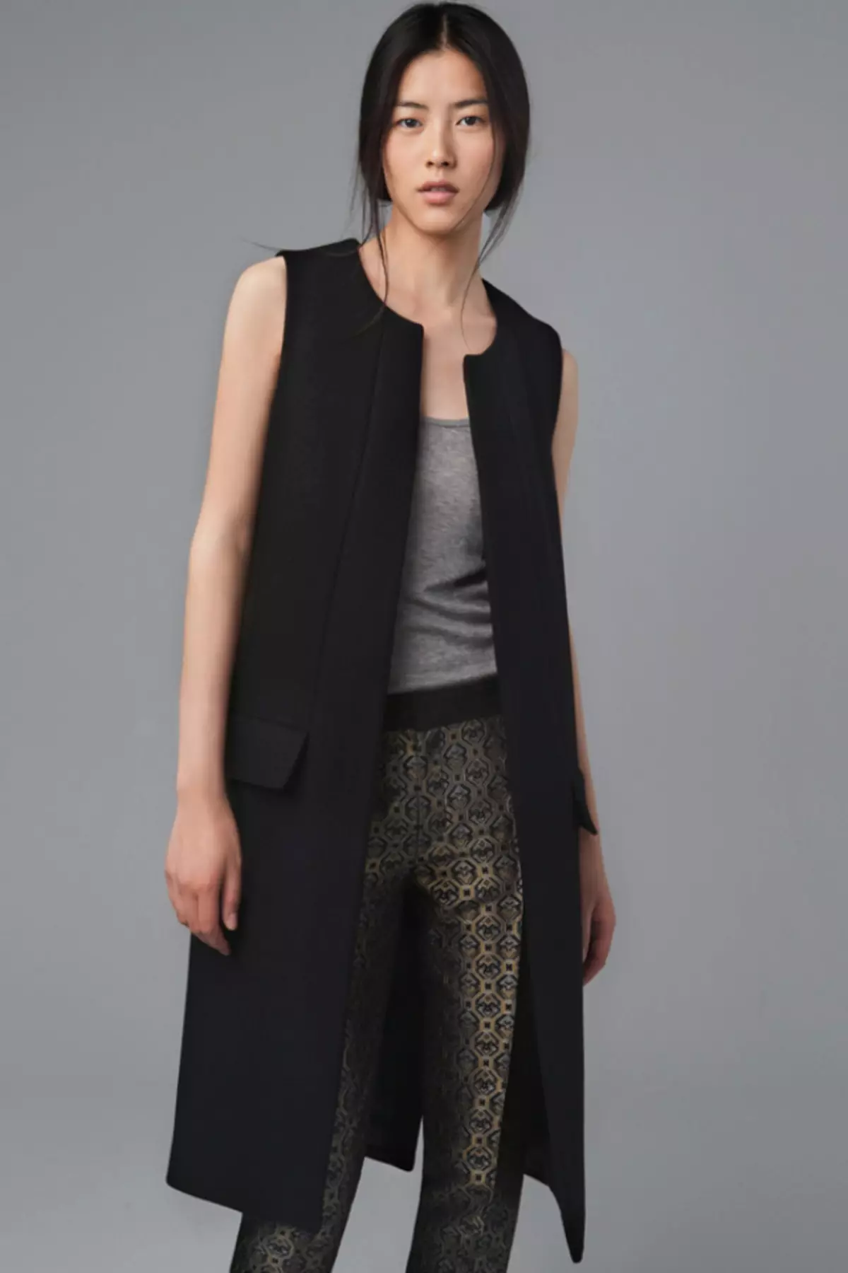 Жіноче чорне пальто (172 фото): довге, коротке, з капюшоном, чорно-біле, пряме, з шкіряними рукавами, приталені, шкіряне 611_51