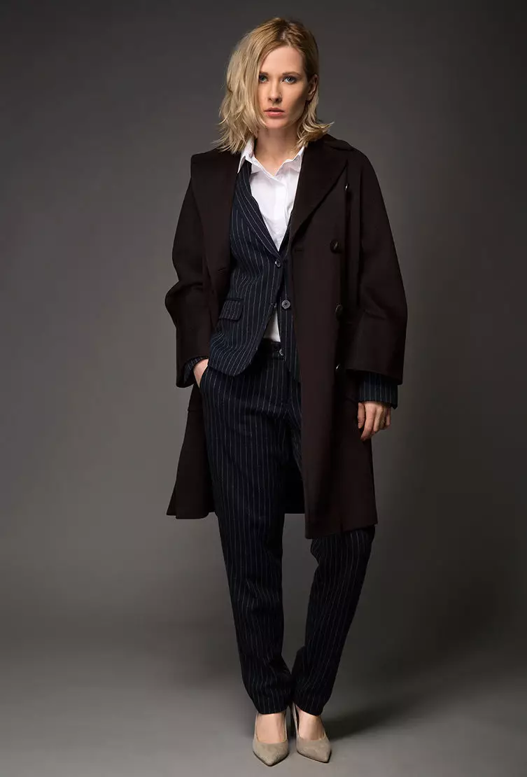 Kobieta czarny płaszcz (172 zdjęcia): długie, krótkie, z kapturem, czarno-białe, proste, skórzane rękawy, dopasowanie, skóra 611_52