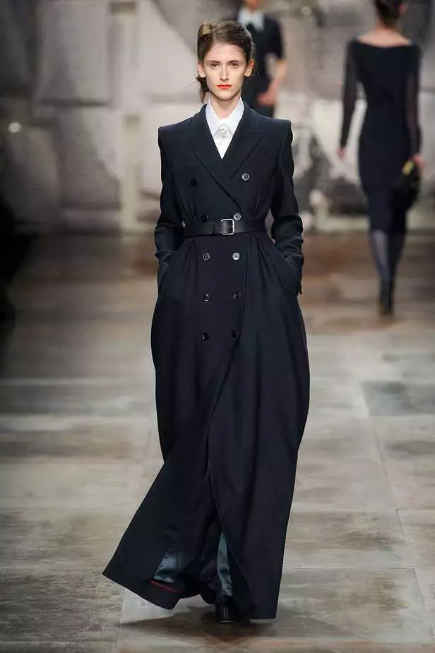 Cappotto nero femminile (172 foto): lungo, corto, incappucciato, bianco e nero, dritto, maniche in pelle, vestibilità, pelle 611_53