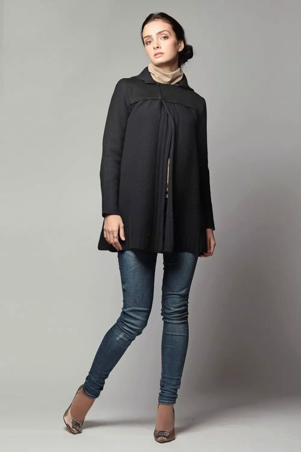 Žena černý kabát (172 fotografií): dlouhé, krátké, s kapucí, černé a bílé, rovné, kožené rukávy, fit, kůže 611_57