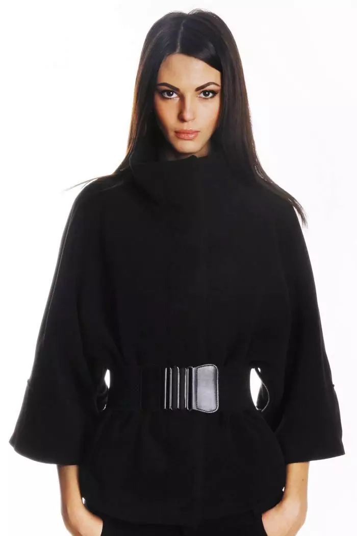 Női fekete kabát (172 fotók): hosszú, rövid, kapucnis, fekete-fehér, egyenes, bőrhüvelyek, illeszkedés, bőr 611_58