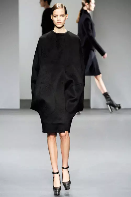 Cappotto nero femminile (172 foto): lungo, corto, incappucciato, bianco e nero, dritto, maniche in pelle, vestibilità, pelle 611_68