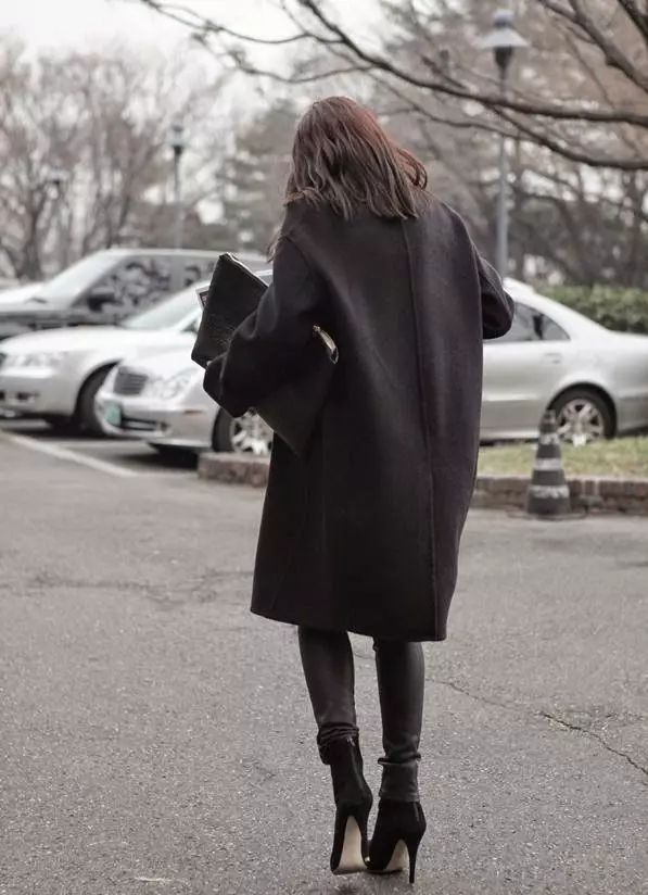 خواتین سیاہ کوٹ (172 فوٹو): طویل، مختصر، hooded، سیاہ اور سفید، براہ راست، چمڑے آستین، فٹ، چمڑے 611_77
