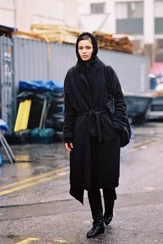 Žena čierna kabát (172 fotografií): dlhé, krátke, s kapucne, čiernobielo, rovné, kožené rukávy, fit, koža 611_81