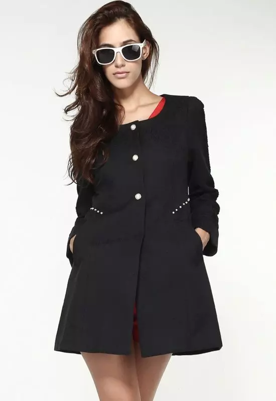 Női fekete kabát (172 fotók): hosszú, rövid, kapucnis, fekete-fehér, egyenes, bőrhüvelyek, illeszkedés, bőr 611_89