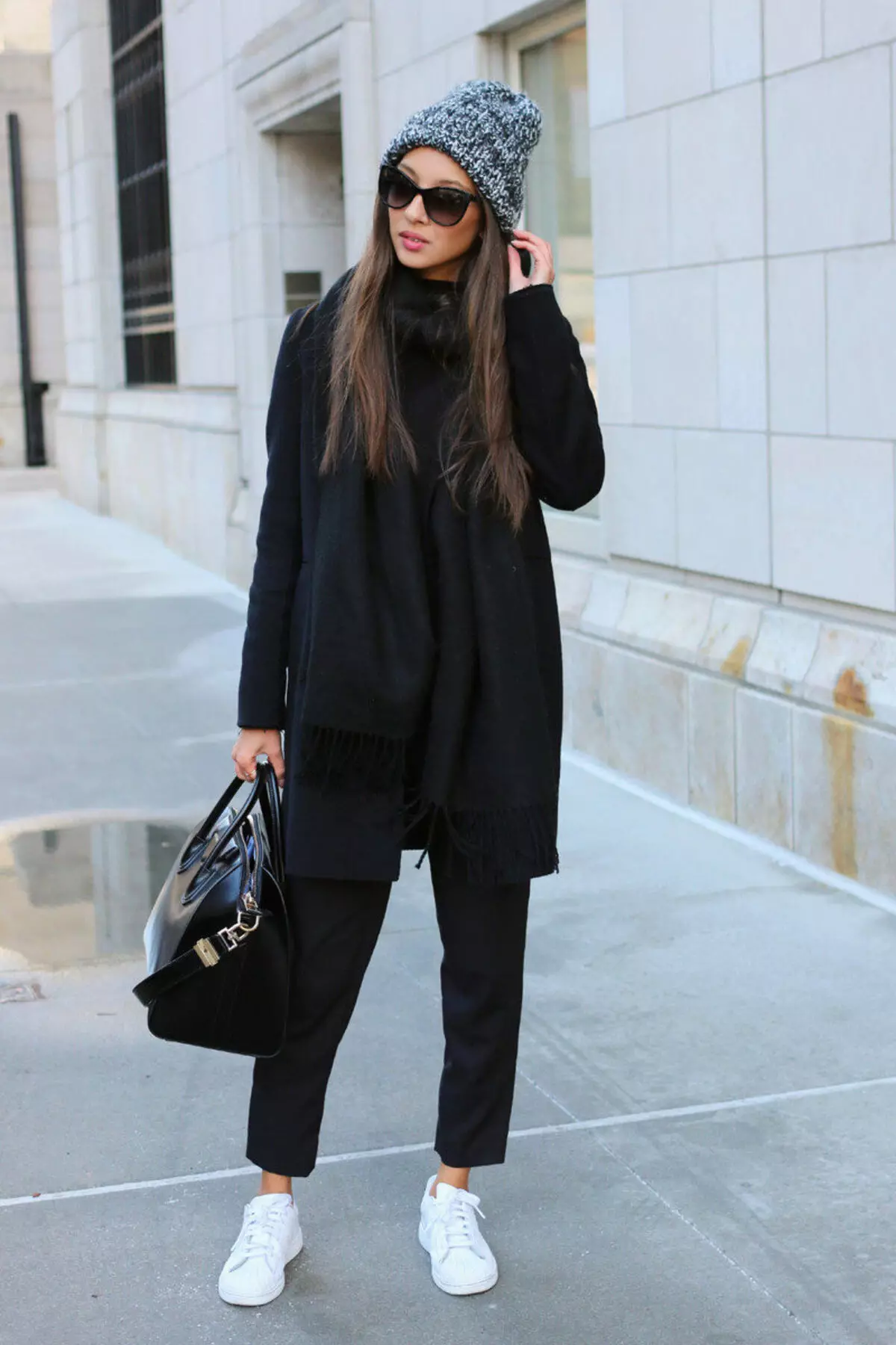 Žena čierna kabát (172 fotografií): dlhé, krátke, s kapucne, čiernobielo, rovné, kožené rukávy, fit, koža 611_9
