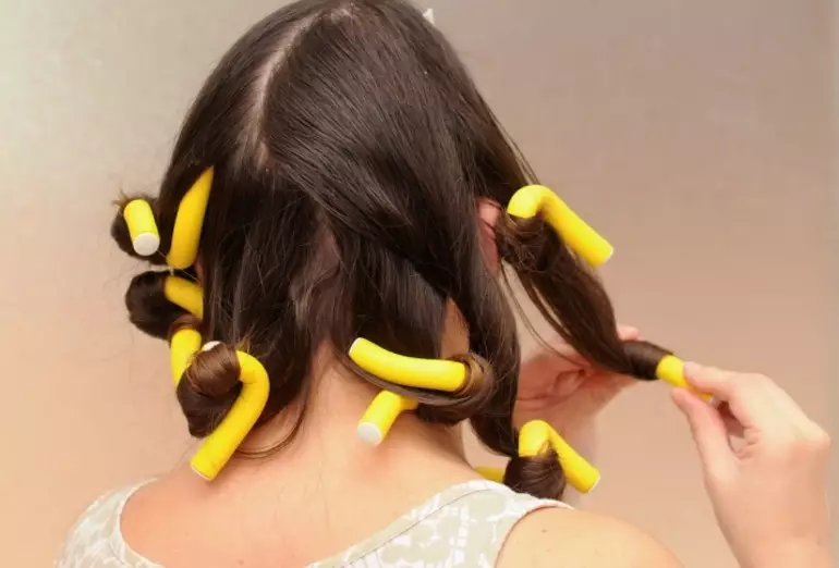 Papilar (38 fotos): biguchi-boomerangs para cabelo - o que é isso? Como fazer cachos em cabelos curtos e médios com suas próprias mãos? Avaliações 6124_20
