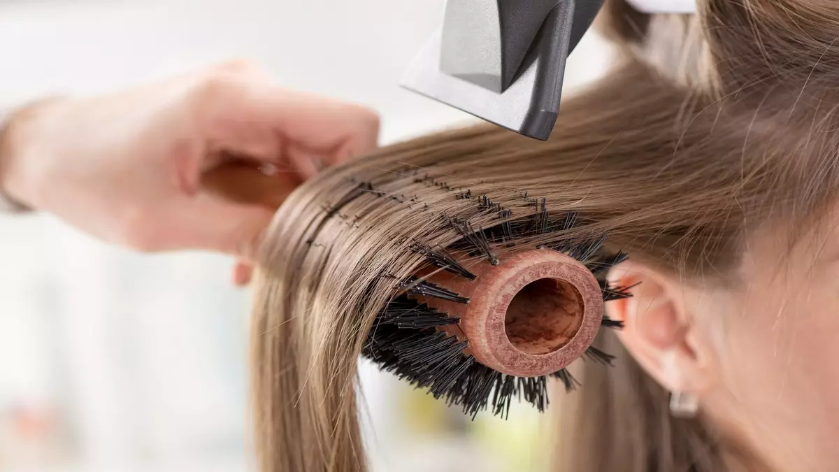 在捲曲上鋪設頭髮（35張）：中型，長發的髮型。如何在家裡的獎金的幫助下製作“波浪”？ 6127_6