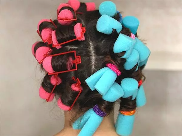 Curls pengeriting lembut (32 foto): Pilih pengeriting rambut dan lainnya untuk membuat ikal pada rambut panjang dan pendek 6129_29