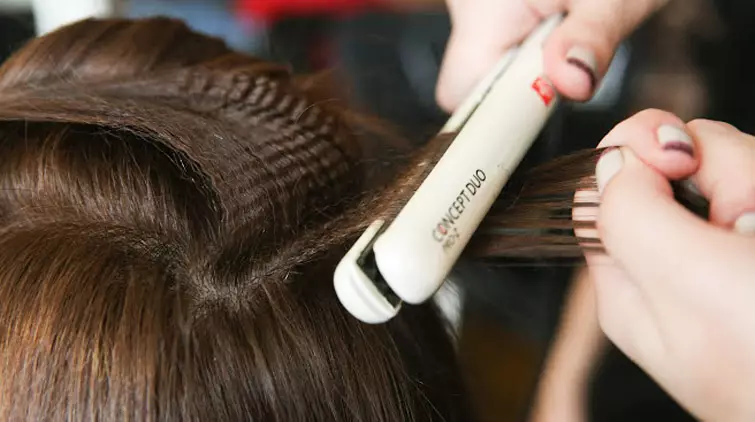 Ferro per il volume della radice: come rendere il volume delle radici dei capelli con il ferro? Scegliere il ferro su capelli corti, lunghi e medi 6161_13