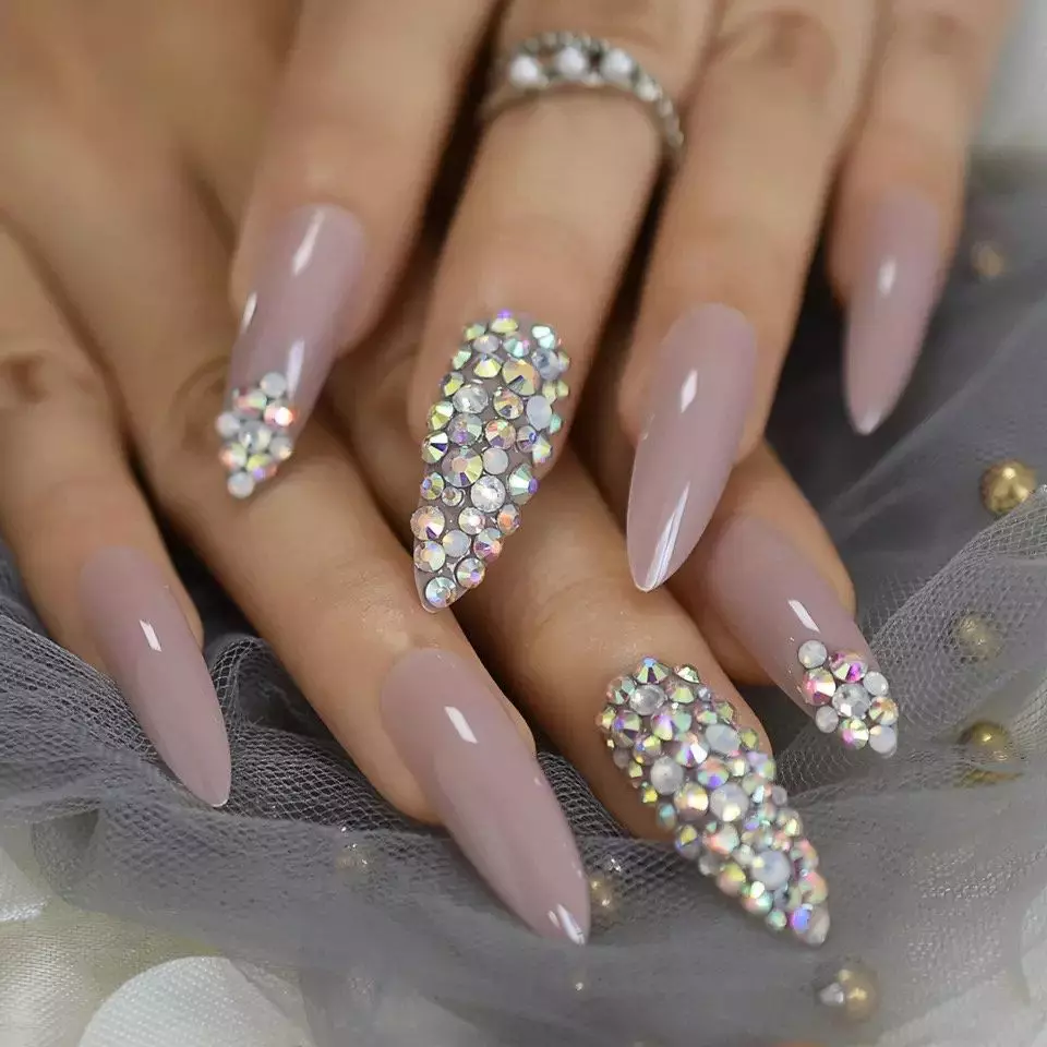 Manicure lori eekanna gigun (awọn fọto 130): A lẹwa minophonic ati asiko. Bi o ṣe le ṣe eekanna ti o lagbara ati gigun fun ọjọ kan ati ọsẹ? A rọrun ati apẹrẹ miiran 6200_109