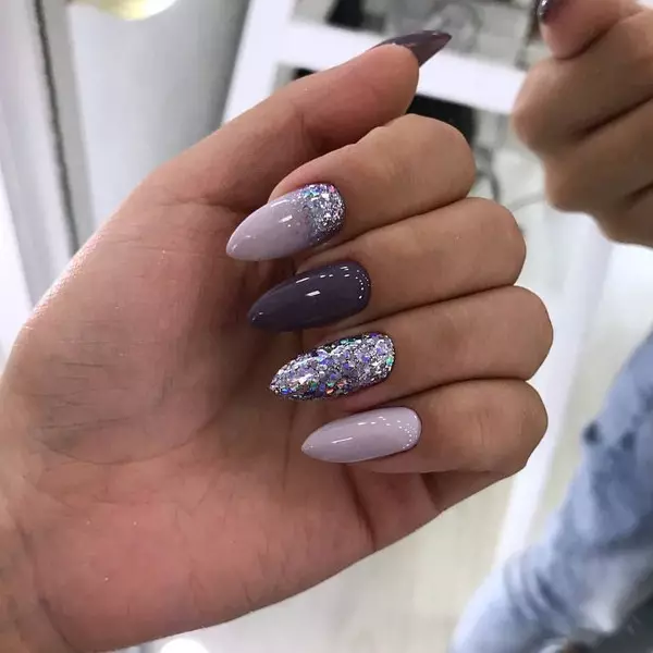 Manicure lori eekanna gigun (awọn fọto 130): A lẹwa minophonic ati asiko. Bi o ṣe le ṣe eekanna ti o lagbara ati gigun fun ọjọ kan ati ọsẹ? A rọrun ati apẹrẹ miiran 6200_111