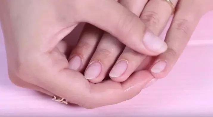 Manicure lori eekanna gigun (awọn fọto 130): A lẹwa minophonic ati asiko. Bi o ṣe le ṣe eekanna ti o lagbara ati gigun fun ọjọ kan ati ọsẹ? A rọrun ati apẹrẹ miiran 6200_116