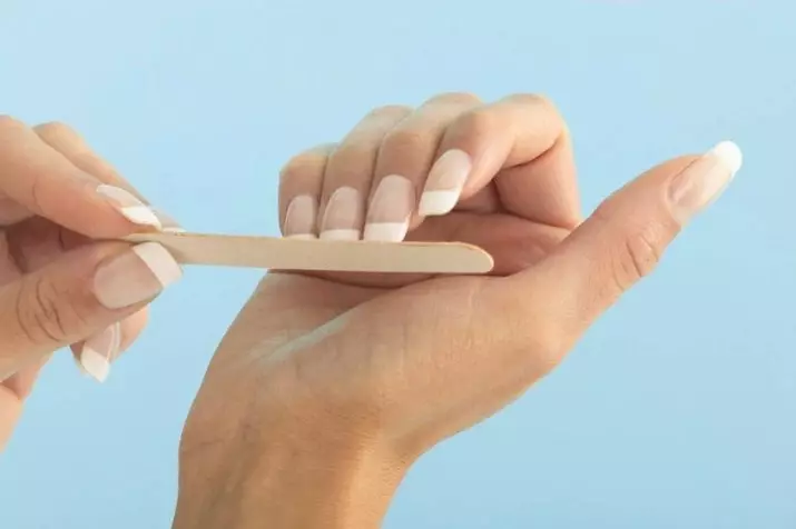 Manicure lori eekanna gigun (awọn fọto 130): A lẹwa minophonic ati asiko. Bi o ṣe le ṣe eekanna ti o lagbara ati gigun fun ọjọ kan ati ọsẹ? A rọrun ati apẹrẹ miiran 6200_121