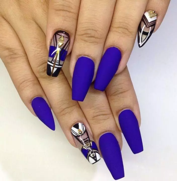 Manicure lori eekanna gigun (awọn fọto 130): A lẹwa minophonic ati asiko. Bi o ṣe le ṣe eekanna ti o lagbara ati gigun fun ọjọ kan ati ọsẹ? A rọrun ati apẹrẹ miiran 6200_28