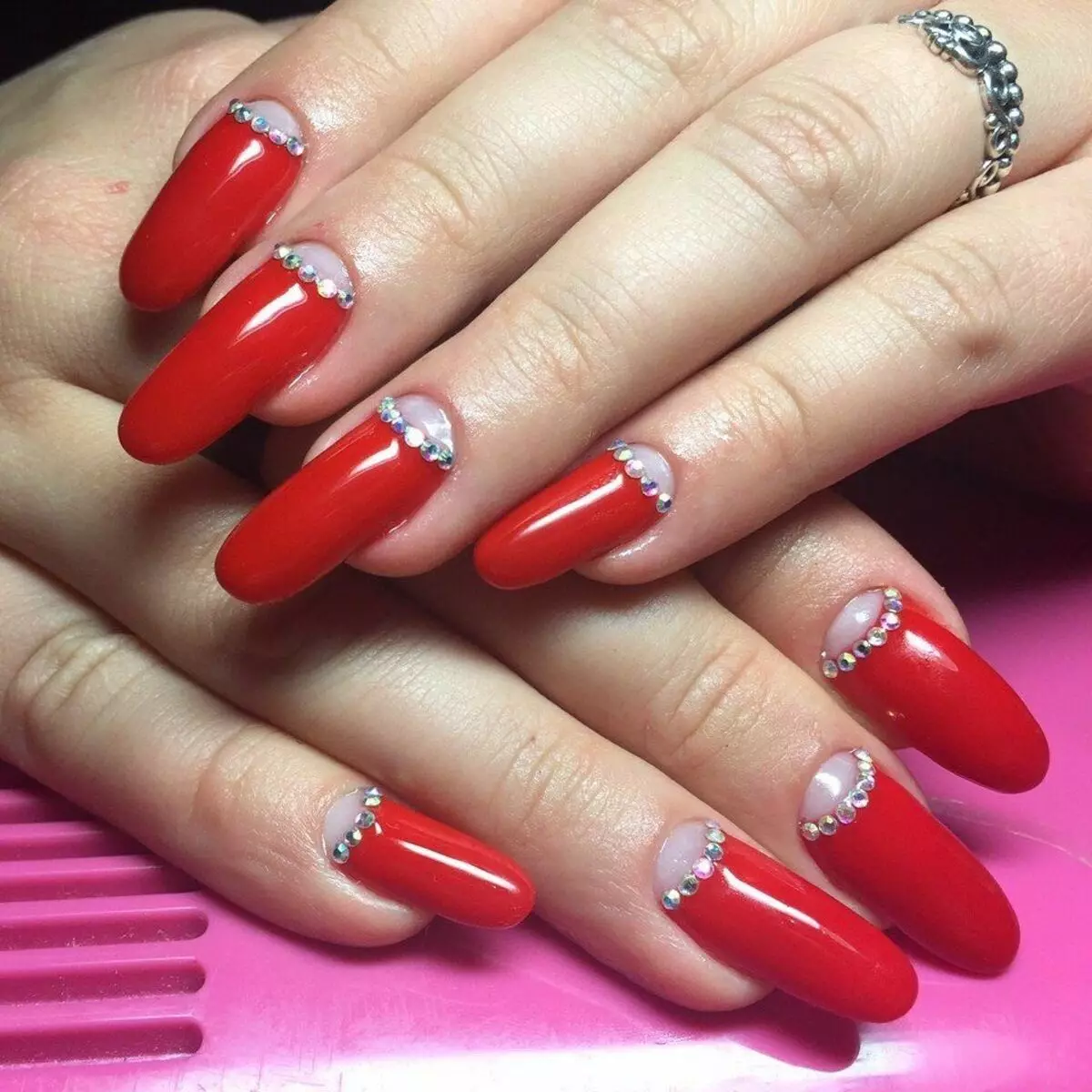 Manicure lori eekanna gigun (awọn fọto 130): A lẹwa minophonic ati asiko. Bi o ṣe le ṣe eekanna ti o lagbara ati gigun fun ọjọ kan ati ọsẹ? A rọrun ati apẹrẹ miiran 6200_44