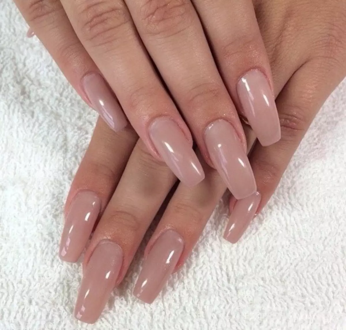 Manicure lori eekanna gigun (awọn fọto 130): A lẹwa minophonic ati asiko. Bi o ṣe le ṣe eekanna ti o lagbara ati gigun fun ọjọ kan ati ọsẹ? A rọrun ati apẹrẹ miiran 6200_48