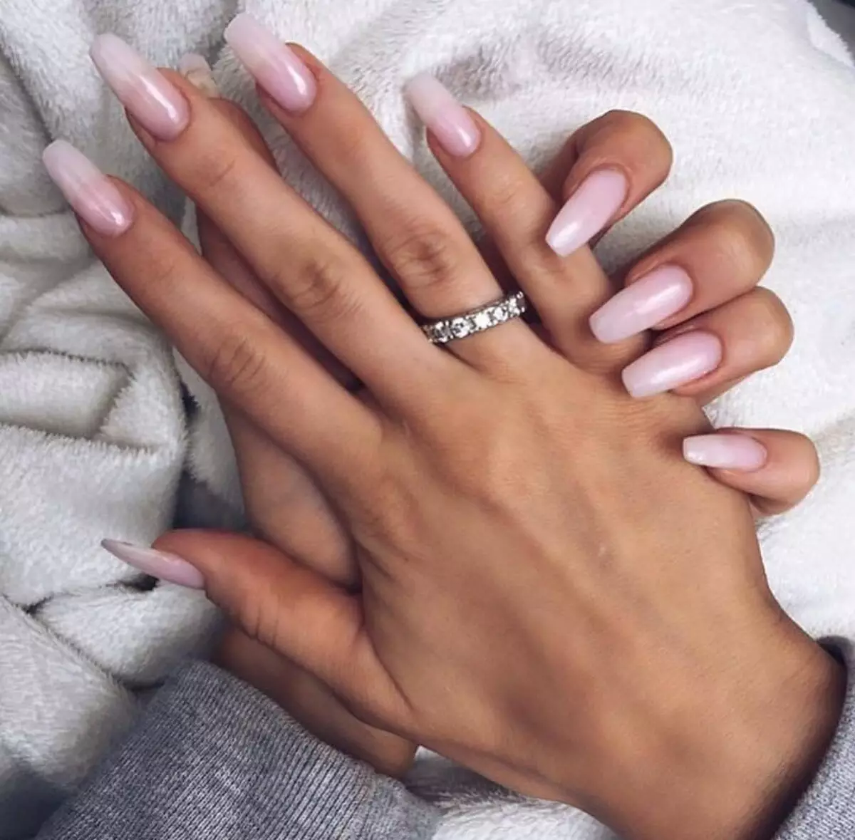 Manicure lori eekanna gigun (awọn fọto 130): A lẹwa minophonic ati asiko. Bi o ṣe le ṣe eekanna ti o lagbara ati gigun fun ọjọ kan ati ọsẹ? A rọrun ati apẹrẹ miiran 6200_5