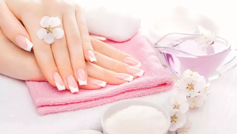 Manicure lori eekanna gigun (awọn fọto 130): A lẹwa minophonic ati asiko. Bi o ṣe le ṣe eekanna ti o lagbara ati gigun fun ọjọ kan ati ọsẹ? A rọrun ati apẹrẹ miiran 6200_51