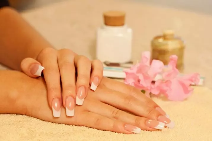 Manicure lori eekanna gigun (awọn fọto 130): A lẹwa minophonic ati asiko. Bi o ṣe le ṣe eekanna ti o lagbara ati gigun fun ọjọ kan ati ọsẹ? A rọrun ati apẹrẹ miiran 6200_52