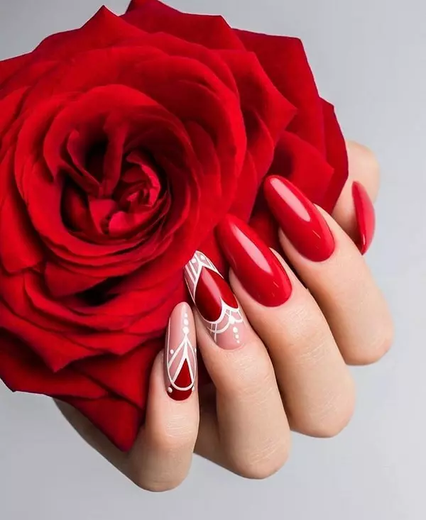 Manicure lori eekanna gigun (awọn fọto 130): A lẹwa minophonic ati asiko. Bi o ṣe le ṣe eekanna ti o lagbara ati gigun fun ọjọ kan ati ọsẹ? A rọrun ati apẹrẹ miiran 6200_6