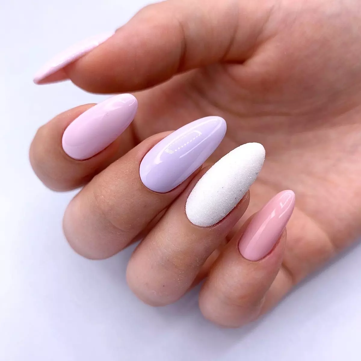 Manicure lori eekanna gigun (awọn fọto 130): A lẹwa minophonic ati asiko. Bi o ṣe le ṣe eekanna ti o lagbara ati gigun fun ọjọ kan ati ọsẹ? A rọrun ati apẹrẹ miiran 6200_72