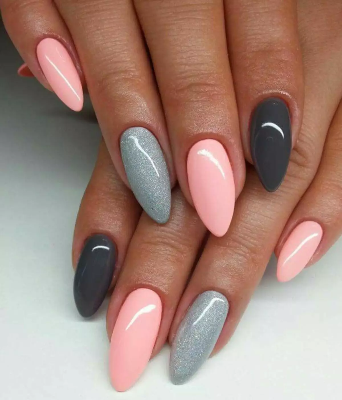 Manicure lori eekanna gigun (awọn fọto 130): A lẹwa minophonic ati asiko. Bi o ṣe le ṣe eekanna ti o lagbara ati gigun fun ọjọ kan ati ọsẹ? A rọrun ati apẹrẹ miiran 6200_78