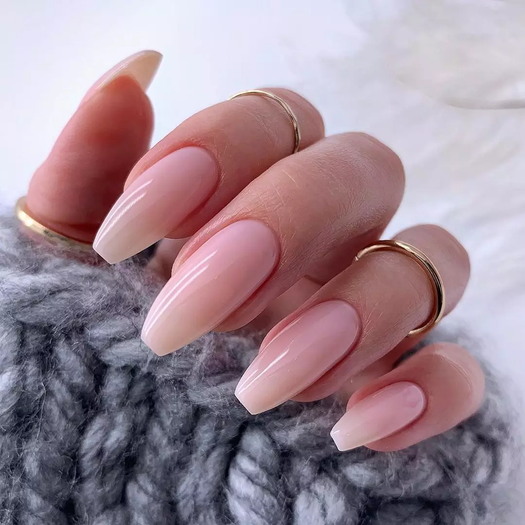 Manicure lori eekanna gigun (awọn fọto 130): A lẹwa minophonic ati asiko. Bi o ṣe le ṣe eekanna ti o lagbara ati gigun fun ọjọ kan ati ọsẹ? A rọrun ati apẹrẹ miiran 6200_83