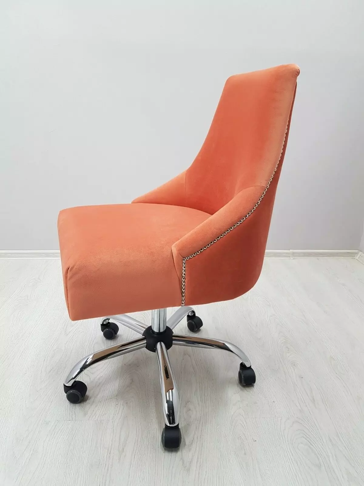 Manicure Chairs: Pumili para sa mga customer at Masters manicure mga modelo sa mga gulong 6201_15