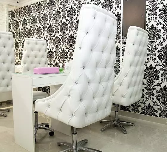 Manicure Chairs: Pumili para sa mga customer at Masters manicure mga modelo sa mga gulong 6201_4