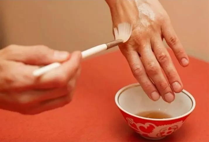Hot Manicure (24 Foto): Apa itu? Teknologi tampil di rumah langkah demi langkah. Bagaimana cara memilih mandi dan lotion manikur? 6204_24