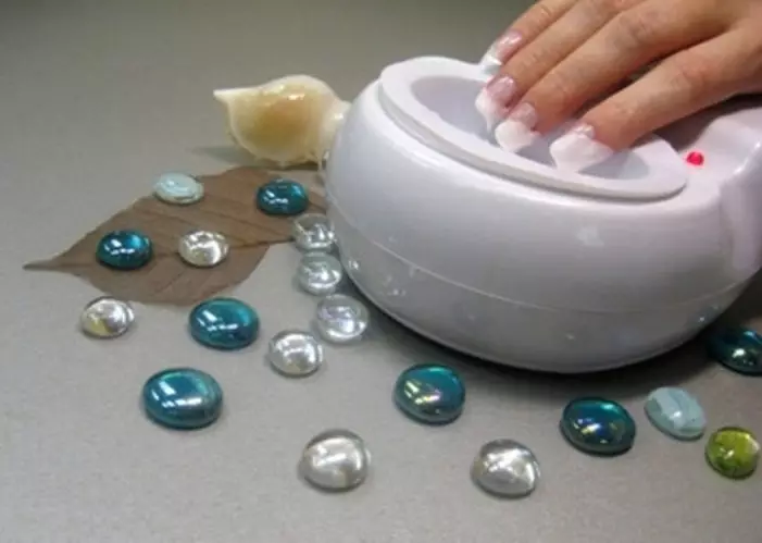 Manicure quente (24 fotos): O que é isso? Tecnologia realizando em casa passo a passo. Como escolher um banho e uma loção de manicure? 6204_5