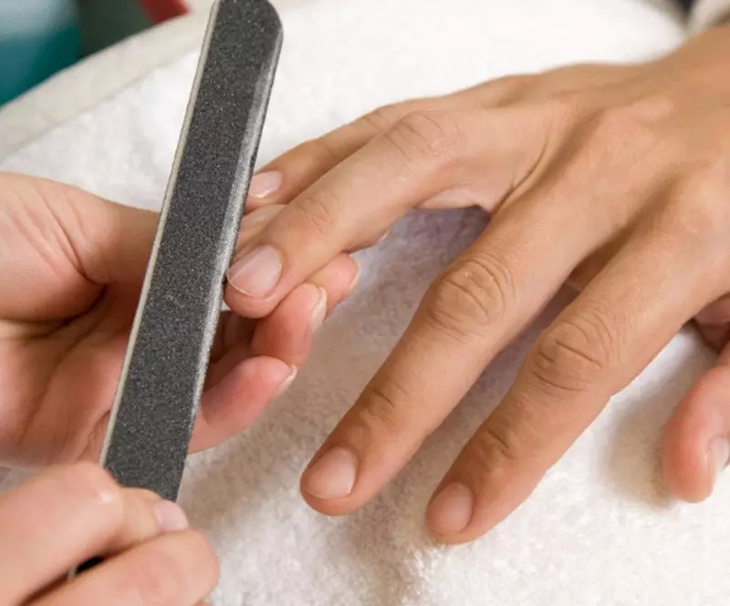 Manicure quente (24 fotos): O que é isso? Tecnologia realizando em casa passo a passo. Como escolher um banho e uma loção de manicure? 6204_9