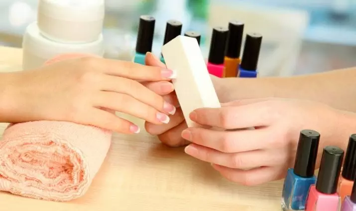 Jak wyciąć paznokcie? Jak pięknie obrazować paznokcie w domu na rękach krok po kroku? Gładka maszyna do wycieku 6210_9