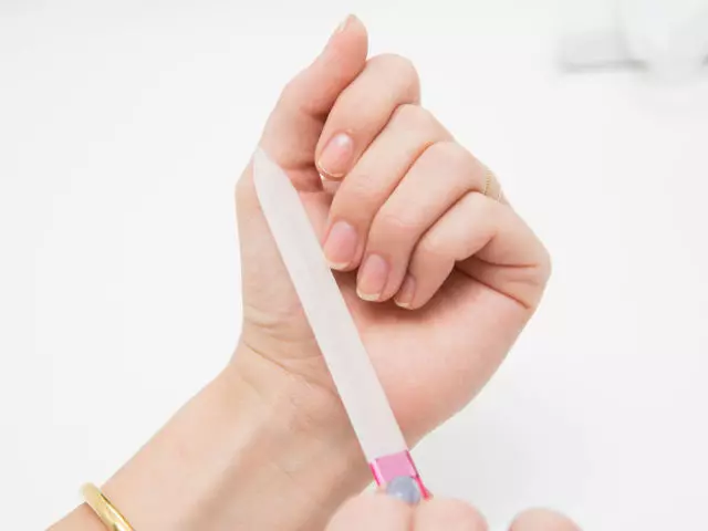 Manicure é laca ordinária em casa (30 fotos): Como fazer suas unhas corretamente, para que a laca se mantenha mais? E se secar e não abrir laca? 6217_11