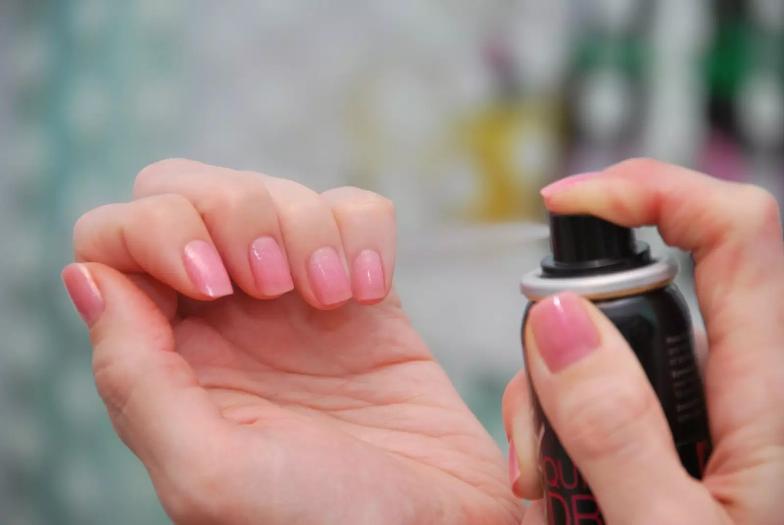 Manicure jest zwykłym lakierem w domu (30 zdjęć): Jak prawidłowo zrobić paznokcie, aby lakier był dłuższy? Co jeśli zostanie suszone i nie otwiera lakieru? 6217_25