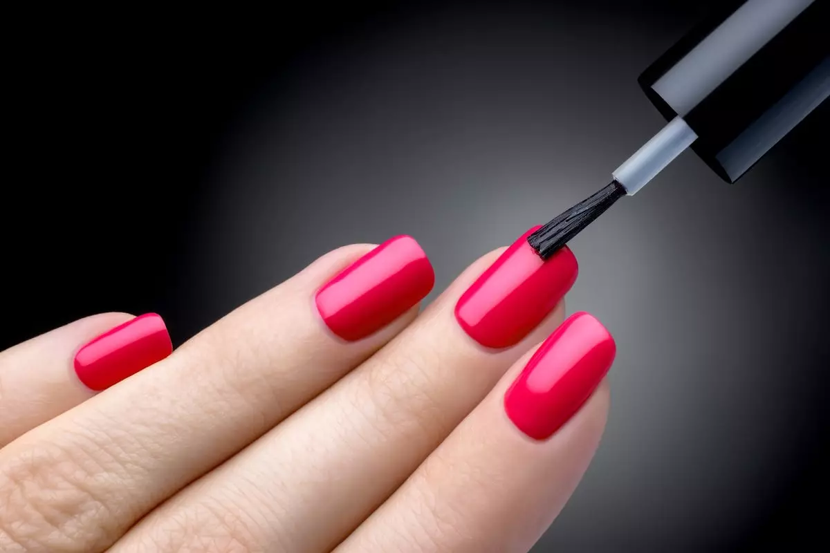 Manicure adalah lacquer biasa di rumah (30 gambar): Bagaimana untuk membuat kuku anda dengan betul, supaya lakuer memegang lebih lama? Bagaimana jika dikeringkan dan tidak membuka lacquer? 6217_5