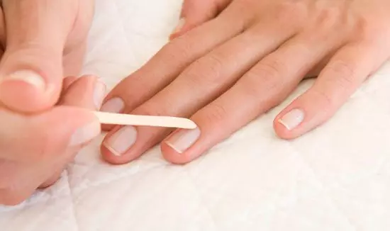 Como suavemente compõem unhas-se? Como exatamente as unhas? Como aprender a fazer manicure verniz? E se as unhas não forem desiguais? 6222_4