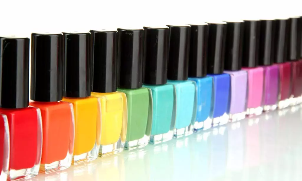 Formaldehyde li Nail Polish: Iti ye? Ya ku xeternak e û çawa bandor li serhevoka nîgar dike? Meriv çawa varnish bêyî Toluene û Camphor hilbijêrin? 6237_3