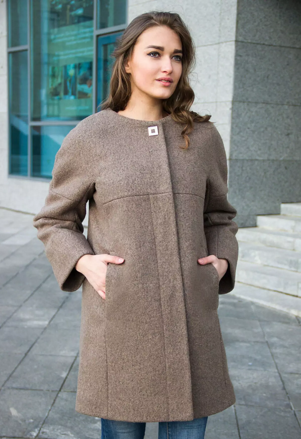 Abrigo femenino de la primavera 2021 (356 fotos): desde los fabricantes, modelos, estilos y estilos rusos, acolchados, cortos, amortiguación, cuero 623_124