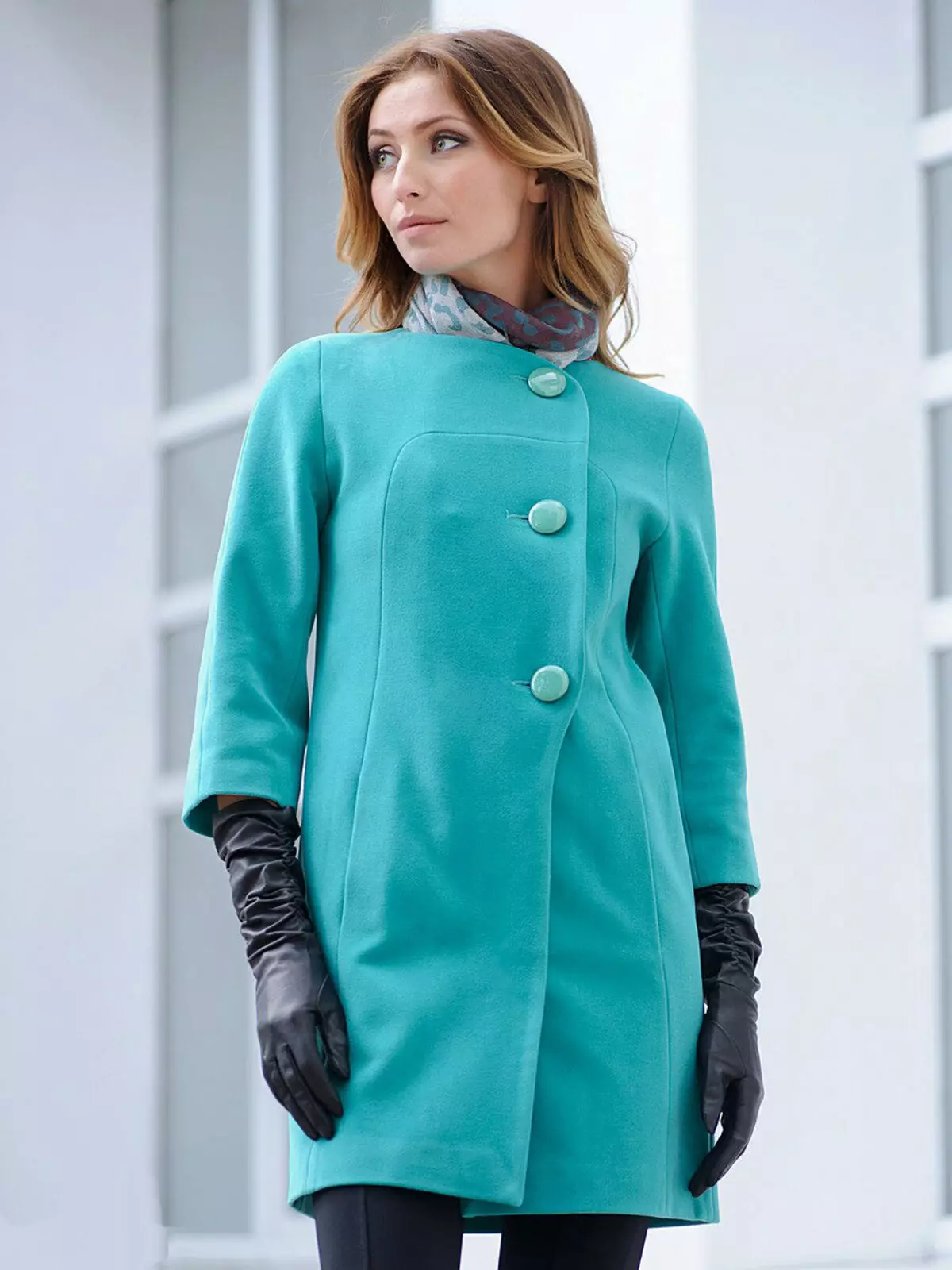 Abrigo femenino de la primavera 2021 (356 fotos): desde los fabricantes, modelos, estilos y estilos rusos, acolchados, cortos, amortiguación, cuero 623_158