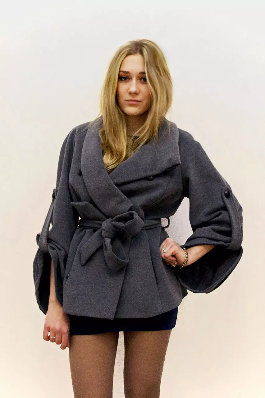 Žena kabát jaro 2021 (356 fotek): od ruských výrobců, modelů, stylů a stylů, prošívaných, krátkých, tlumení, kůže 623_173