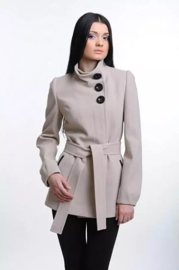 Abrigo femenino de la primavera 2021 (356 fotos): desde los fabricantes, modelos, estilos y estilos rusos, acolchados, cortos, amortiguación, cuero 623_175