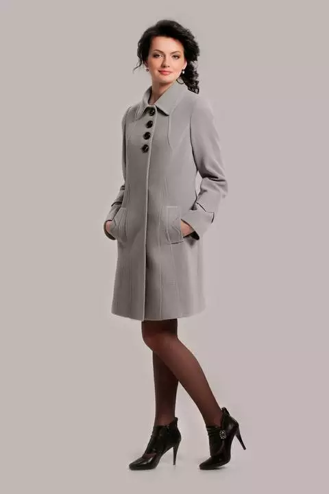 Abrigo femenino de la primavera 2021 (356 fotos): desde los fabricantes, modelos, estilos y estilos rusos, acolchados, cortos, amortiguación, cuero 623_18