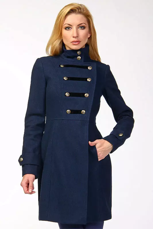 Жіночі пальто весна 2021 (356 фото): від російських виробників, моделі, стилі і фасони, стьобані, короткі, драпові, шкіряні 623_19
